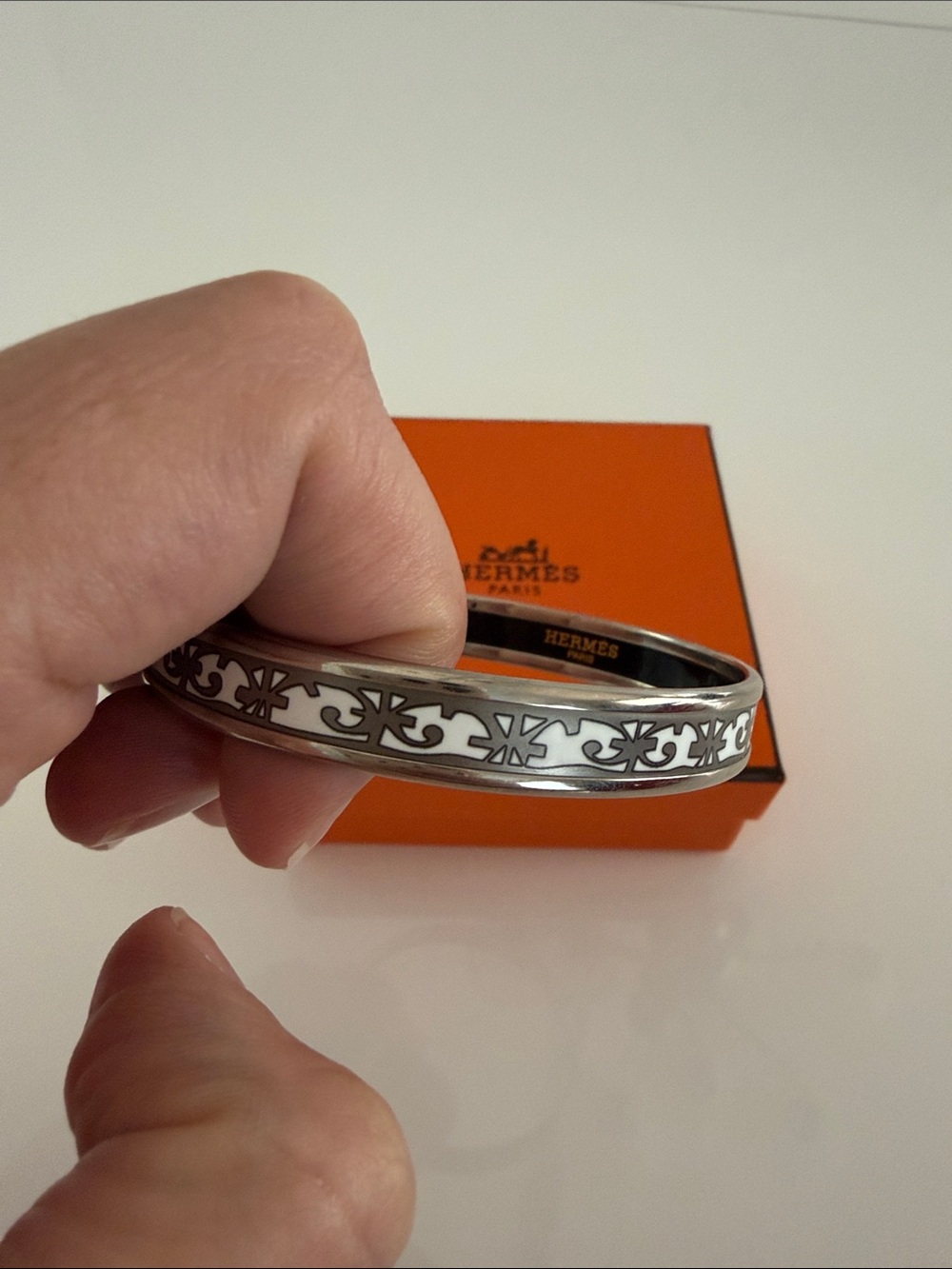 Hermès White Motif Silver Tone Enamel Bangle - Picture 6 of 10